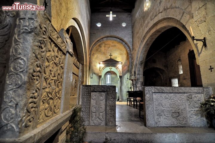 Interno della Pieve di Trebbio a Guiglia - Le decorazioni dell'interno hanno le caratteristiche artistiche del nord europeo, con temi celtici e longobardi, piuttosto che tipici italiani.