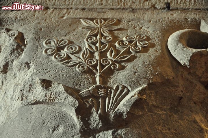 Capitello longobardo nella Pieve di Trebbio Guiglia -  Probabilmente quanco venne costruita la chiesa, erano presenti maestranze del nord europa, che conoscevano bene i fregi tipici dell'arte longobarda