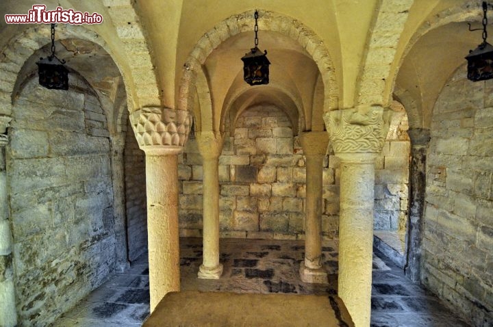 La piccola Cripta della Pieve di Trebbio a Guiglia - Di piccole dimensioni la cripta romanica possiede una interessante collezione di capitelli, ciascuno diverso dagli altri