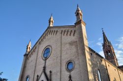 Parrocchiale neo Gotica a Castelvetro di Modena ...