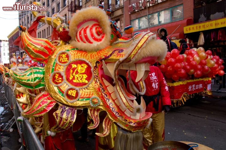 Immagine Capodanno cinese a Chinatown: a New York City parata in strada di un dragone cinese - © Globalphotogroup / Shutterstock.com