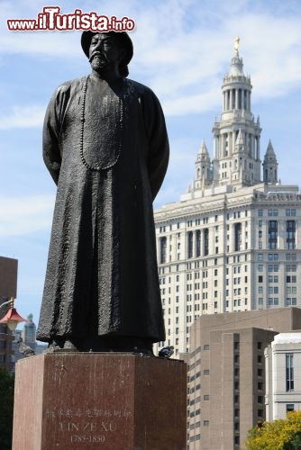 Immagine Chatham Square con la statua di Lin Zexu a Chinatown, New York City - © SeanPavonePhoto / Shutterstock.com