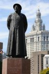 Chatham Square con la statua di Lin Zexu a Chinatown, ...