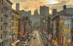 Panorama di una via di Chinatown: siamo a New ...