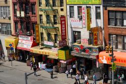 Negozi a Chinatown a Manhattan. Il quartiere ...