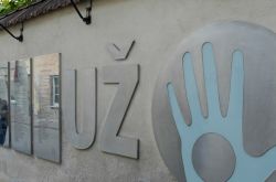 Muro con le tavole della Costituzione di Uzupis in varie lingue