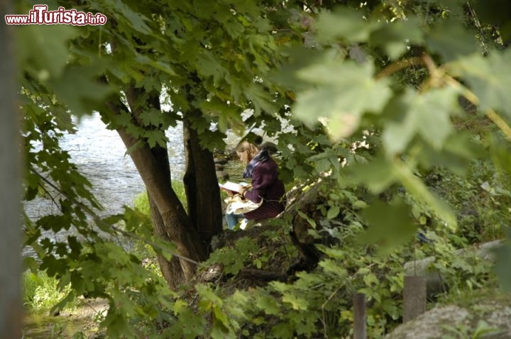 Immagine Relax a Uzupis sulle sponde del fiume Vilnia (Vilnele), Vilnius