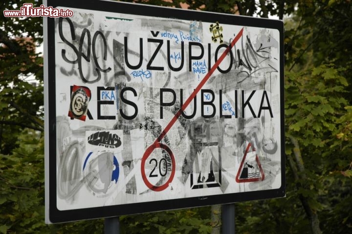 Immagine Il cartello della Repubblica utopica di Uzupis (Uzupio Res Publika) a Vilnius