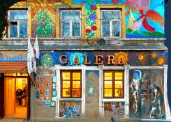 Colorato murales di una galleria d'arte a Uzupis, Vilnius