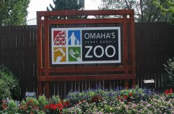Cartello all'ingresso dello Zoo di Omaha in Nebraska (USA). Notare nel logo il disegno della grande cuoloa geodetica del Desert Dome, che ospita il deserto artificiale più grande ...