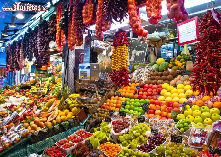 Immagine I colori accesi della bancarelle della Boqueria a Barcellona in Spagna - © Sergey Kelin / Shutterstock.com