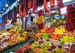 I colori accesi della bancarelle della Boqueria a Barcellona in Spagna - © Sergey Kelin / Shutterstock.com 