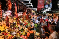 L'antico Mercato alimentare di Sant Josep a Barcellona, la famosa Boqueria sull Rambla nella capitale della Catalogna, in Spagna - © Tupungato / Shutterstock.com 