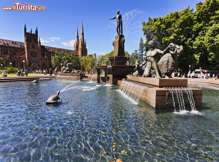 Archibald Fountain, Sydney, Australia: si trova a Hyde Park e molti la considerano la più bella fontana pubblica d'Australia. Dedicata a J.F.Archibald, il proprietario della rivista Bullettin che lasciò in eredità i fondi per la la sua realizzazione, fu progettata dal francese François-Léon Sicard e inaugurata nel 1932. Il gruppo scultoreo comprende Apollo, dio delle arti e della bellezza, Diana, dea della purezza e della pace, e Teseo, vincitore sul Minotauro, simbolo dell'umano che trionfa sulla bestialità - © Taras Vyshnya / Shutterstock.com