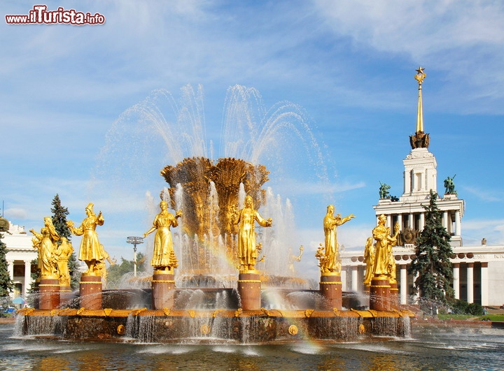 Fontana dell'Amicizia tra i Popoli, Mosca, Russia: si trova all'interno dell'Exhibition Center VVC, il centro fieristico di oltre 300 ettari inaugurato nel 1959 per celebrare il socialismo come risposta ai bisogni dell'umanità. La fontana, nella piazza accanto al Padiglione centrale, è composta da statue bronze che sembrano danzare in mezzo alla vasca piena d'acqua: sono donne che indossano i costumi nazionali, e rappresentano le 16 repubbliche sovietiche - © kirillov alexey / Shutterstock.com