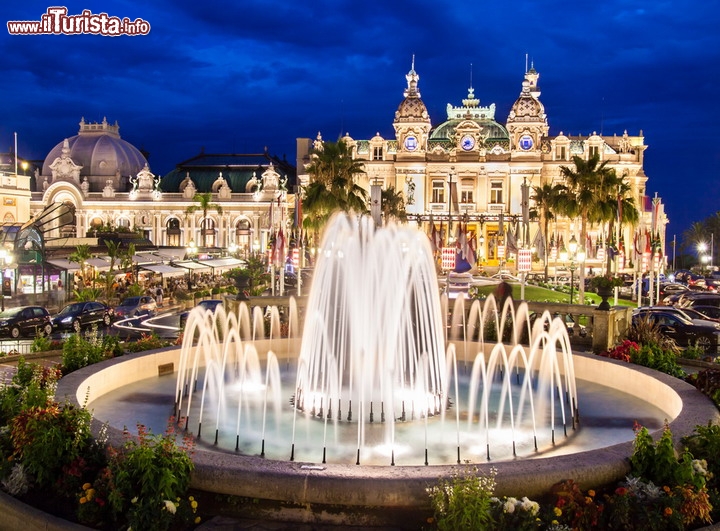 Fontana del Casinò di Monte Carlo, Principato di Monaco: il regno del divertimento e del gioco d'azzardo è preceduto da una grande fontana, che dà il meglio di sé nella scintillante versione notturna. Il complesso fu inaugurato nel 1863 e da sempre è impreziosito da quest'ampia vasca circolare con giochi d'acqua e getti di varie altezze. Ricordatevi che al Casinò si può andare per giocare, ma anche solo per una visita guidata alla scoperta del sontuoso edificio - © Matej Kastelic / Shutterstock.com