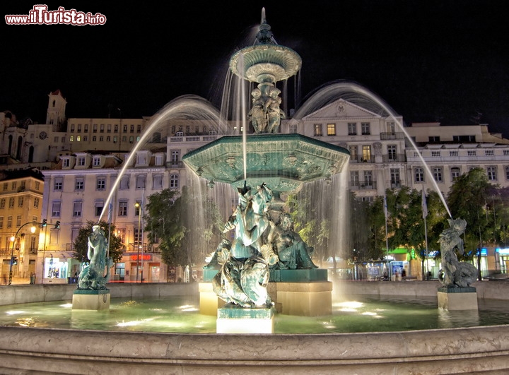 Una delle fontane in Piazza del Rossio a Lisbona, Portogallo - Distrutta dal terribile terremoto del 1755, Lisbona è risorta con tutto il fascino del barocco portoghese. Nello specifico la Piazza de D. Pedro IV, meglio conosciuta come il Rossio, affascina oggi  i turisti per la sua cornice di edifici in stile "pombalino". Qui si trovano anche due splendide fontane gemelle, in stile barocco con figure in bronzo, che fanno da elegante cornice alla statua di statua di Dom Pedro IV, che svetta su di una colonna a 27 metri d'altezza. Le due fontanae vennero installate successivamente, nel 1890: il loro stile francese ci svela che, in precedenza, le due fontane si trovavano a Parigi, prima di essere smontate, trasportate e ricostruite pezzo dopo pezzo a Lisbona - © aletermi / Shutterstock.com