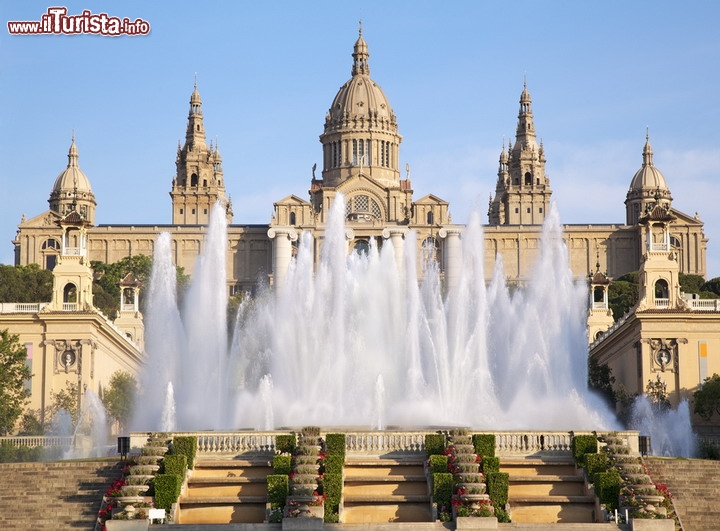 Fontana magica di Montjuïc (Font Màgica), Barcellona: la Plaça de Espanya è dominata da quest'ampia vasca piena di getti d'acqua sin dal 1929, quando venne realizzata in occasione dell'Esposizione Universale su progetto dell'architetto Carles Buigas. Tutte le settimane dell'anno, dal giovedì sera alla domenica sera, barcellonesi e turisti si raccolgono in piazza per vedere gli spettacoli con giochi d'acqua, luci colorate e, dagli anni '80, musica di accompagnamento. Alle spalle della fontana il  Museo Nazionale d'Arte della Catalogna - © Vlad G / Shutterstock.com