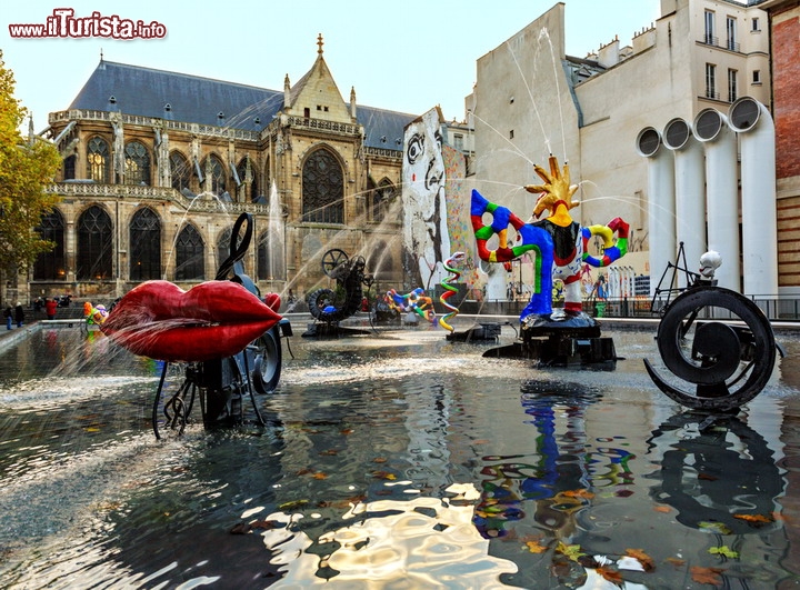 Fontana Stravinsky al Centro Pompidou  di Parigi - Proprio di fronte al Centre Georges Pompidou, in place Igor Stravinsky a Parigi, furono assembtale, nel 1983, ben 16 sculture meccaniche, dedicate al celebre compositore russo. Insieme creano la particolare Fontana Stravinsky, opera degli artisti Jean Tingueley e Niki de Saint-Phalle. La vasca copre una superficie di 580 metri quadrati, e all'interno si trovano le 16 statue mobili che  sono ispirate a varie composizioni dell'artista ma soprattutto a La Sagra della primavera, una serie di danze rituali russe, che utilizzavano musiche dello stesso Stravinsky. Il balletto venne rappresentato per la prima volta, 70 anni prima, al Théâtre des Champs-Elysées di Parigi. Questa particolare fontana, inaugurata dal Sindaco  Jacques Chirac, suscitò inizalmente alcune polemiche, ma oggi è uno dei luoghi più ammirati e fotografati della capitale della Francia  - © Roka / Shutterstock.com 