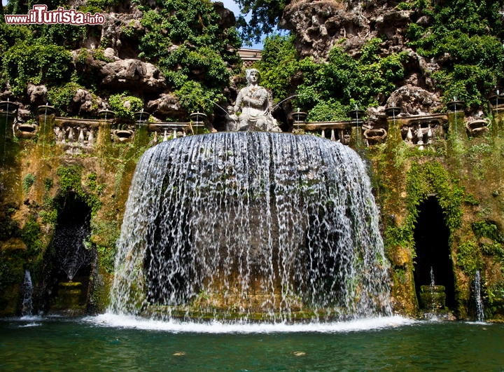 Fontana dell'Ovato a Villa d'Este, Tivoli: conosciuta anche come Fontana di Tivoli, situata nell'ampio parco della villa laziale (Patrimonio UNESCO), fu progettata da Pirro Ligorio e realizzata nel 1567. Anticipatrice del barocco, definita dal Piccolomini "la regina delle fontane", è al centro di una sontuosa scenografia di rocce, tra statue di creature mitiche e divinità fluviali, e vi confluiscono le acque del fiume Aniene dopo aver attraversato un canale sotterraneo alla città  - © PerseoMedusa / Shutterstock.com