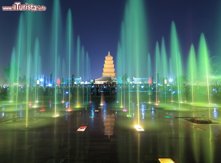 Fontana di Xi'an (in it. Sian), Cina: i getti d'acqua, le luci e la musica sono perfettamente sincronizzati nella spettacolare fontana di Xi'an, la più grande di tutta l'Asia, situata nella piazza nord della Grande Pagoda dell'Oca Selvatica. Circa 110 mila mq di superficie, per 1360 serie di pompe e 3300 serie di lampioni, ne fanno un capolavoro tecnologico, che per tutto l'anno regala performance emozionanti tranne a novembre, dicembre e gennaio - © chungking / Shutterstock.com