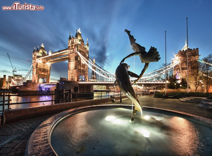 Fontana della Ragazza con il Delfino, Londra: vicino al Tower Bridge londinese, sulla sponda settentrionale del Tamigi, c'è questa fontana che sembra viva. Il delfino viene preso al volo dalla fanciulla in un guizzo così morbido da sembrare reale. Merito dello scultore britannico David Wynne, autore di molte altre opere disseminate per il Regno Unito e non solo - © Pavels Rumme / Shutterstock.com