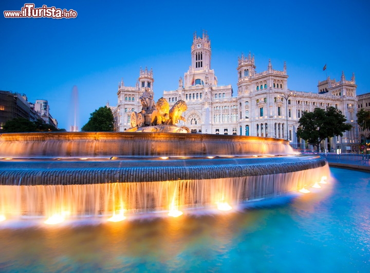 Fontana di Cibele (Fuente de Cibeles), Madrid: in Plaza de Cibeles sorge l'omonima fontana del 1782. Tre artisti diversi, su progetto di Ventura Rodrìguez, si occuparono di scolpire la Dea Cibele - protettrice della fecondità, della natura e del popolo - il carro, i leoni che lo trascinano e le parti decorative. Situata in un punto particolarmente vivo della città, è ormai uno dei simboli più noti della capitale spagnola - © Matej Kastelic / Shutterstock.com