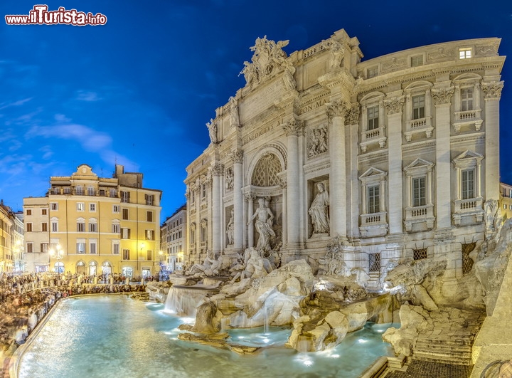 Fontana di Trevi, Roma: un gioiello tardo-barocco conosciuto in tutto il mondo, celebrato da pellicole cinematografiche, performance artistiche e versi poetici. Addossata a Palazzo Poli, progettata da Nicola Salvi e inaugurata nel 1735, ha come tema centrale il mare: dall'ampia vasca rettangolare sale una scogliera rocciosa, dominata dal Dio Oceano e popolata di creature leggendarie. Ci sono voluti molti scultori per realizzarla, e molti sforzi per mantenerla splendida nel corso dei secoli: l'ultimo importante restauro è del 1998 - © Anibal Trejo / Shutterstock.com