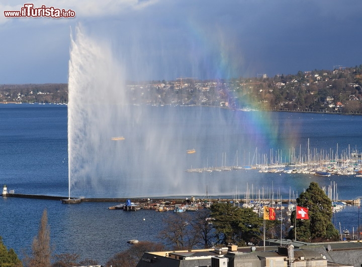 "Il Getto d'Acqua" di Ginevra (Jet d'Eau), Svizzera: nel bel mezzo del lago di Ginevra - dove questo si prepara a incontrare il Rodano - si leva una fontana originalissima e suggestiva. Il nome, "getto d'acqua", rende bene l'idea: è un semplice zampillo che può raggiungere i 140 metri d'altezza, installato nel 1891. In origine aveva una finalità pratica: serviva a espellere l'acqua e la pressione in eccesso dal sistema idraulico locale. Oggi è uno dei simboli di Ginevra, visibile da ogni punto della città - © Basov Mikhail / Shutterstock.com