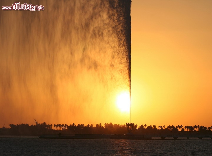 Fontana King Fahd di Jeddah (Gedda), Arabia Saudita: è la piu alta e la più potente del mondo, con un getto che supera i 320 m di altezza e viene spinto da 4 pompe alla velocità sorprendente di 375 km/h. Un'esplosione visibile a chilometri di distanza, realizzata con l'acqua che viene prelevata direttamente dal Mar Rosso, illuminata di notte da 500 torce - © urosr / Shutterstock.com