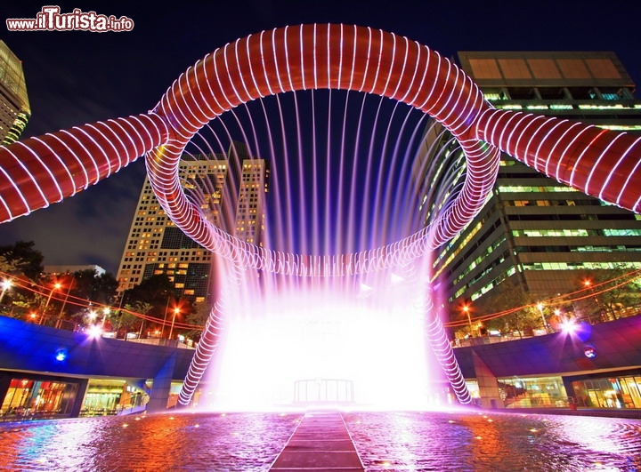 Fontana della salute (Fountain of Wealth), Singapore: è tra le fontane più grandi del mondo e si trova nel centro commerciale più grande di Singapore, il Suntec City. Costruita nel 1995, sormontata da un anello in bronzo di 66 m di circonferenza, celebra la vita, la salute e la prosperità, e vuole essere un simbolo di unità universale e di armonia tra i popoli della Terra e le diverse religioni. Ogni sera si accende ed è protagonista di show musicali con luci colorate e laser - © vichie81 / Shutterstock.com