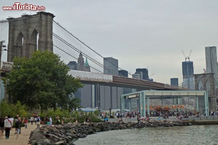 Immagine Brooklyn Bridge Park a New York City durante il DUMBO Art Festival. Sullo sfondo la Freedom Tower in costruzione