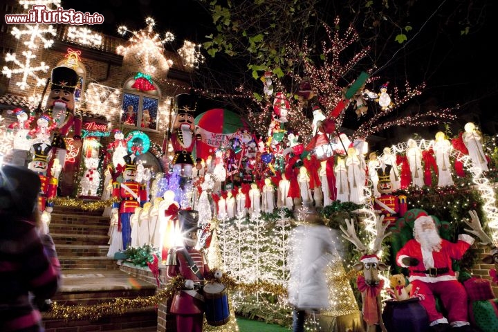 Case Decorate Per Natale.A Dyker Heights Brooklyn Tour Delle Case Decorate Con Le Luci Natalizie