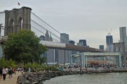 Brooklyn Bridge Park a New York City durante il DUMBO Art Festival. Sullo sfondo la Freedom Tower in costruzione