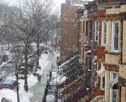 Nevicata a Brooklyn, nei pressi di Staten Park a New York City - © a katz / Shutterstock.com