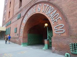 Ingresso Eagle & Warehouse Storage Company edificio storico di Brooklyn