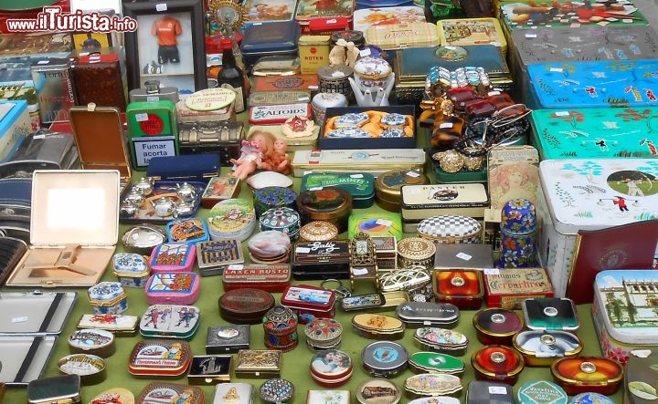 Immagine Oggetti usati bancarella El Rastro mercato Madrid Spagna