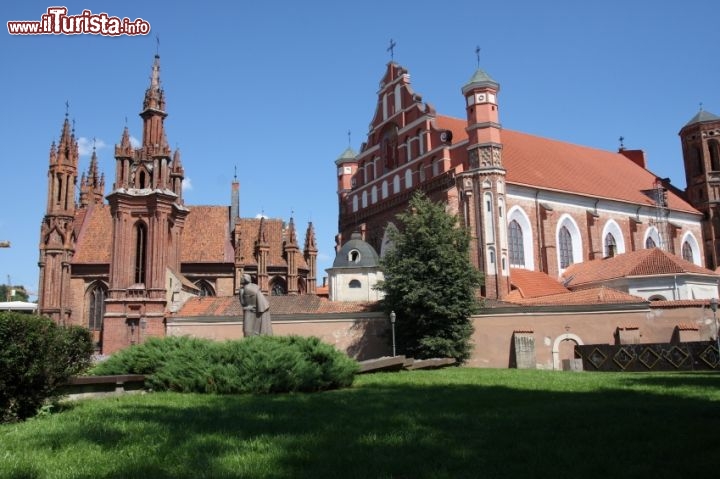 Immagine Vista d'insieme della Chiesa di Sant'Anna, la statua del poeta polacco Adam Mickiewicz e la chiesa di San Francesco a Vilnius