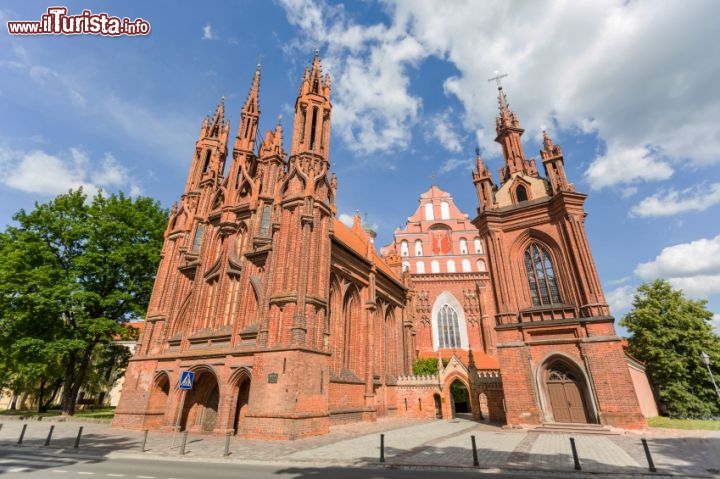 Immagine Facciata della Chiesa di Sant'Anna e il quella di San Francesco a Vilnius