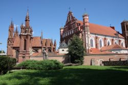 Vista d'insieme della Chiesa di Sant'Anna, la statua del poeta polacco Adam Mickiewicz e la chiesa di San Francesco a Vilnius