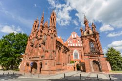 Facciata della Chiesa di Sant'Anna e il quella di San Francesco a Vilnius