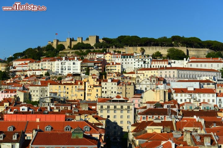 Immagine Il castello San Giorgio sovrasta il Quartiere dell'Alfama a Lisbona - © jiawangkun - Fotolia.com