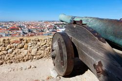 I famosi cannoni del castello di San Giorgio a Lisbona - © frederic prochasson / iStockphoto LP.