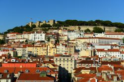 Il castello San Giorgio sovrasta il Quartiere dell'Alfama a Lisbona - © jiawangkun - Fotolia.com
