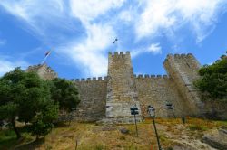 Le mura castello Castello di São Jorge a Lisbona - © jiawangkun - Fotolia.com
