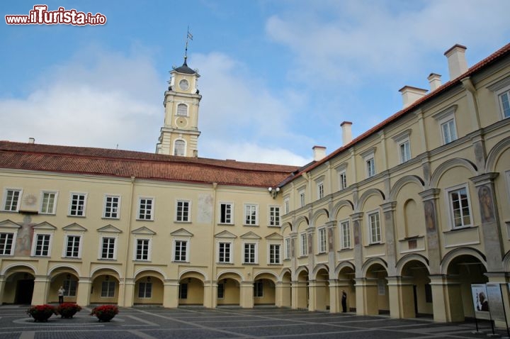 Immagine Il grande cortile dell'università di Vilnius e la torre dell'osservatorio astronomico