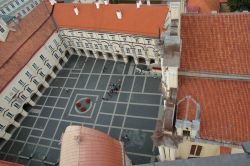 Il grande cortile dell'Universita di Vilnius visto dal campanile della Chiesa di San Giovanni