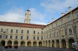 Il grande cortile dell'università di Vilnius e la torre dell'osservatorio astronomico