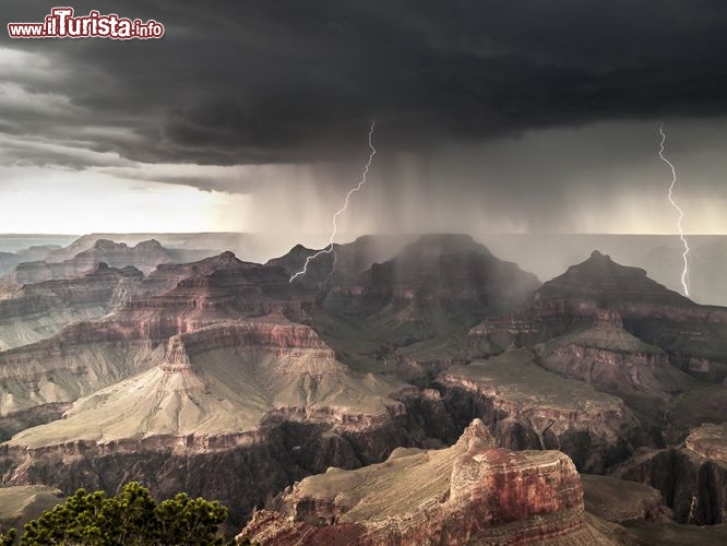 Powell Point Grand Canyon, durante uno spettacolare temporale. La posa lunga ha permesso di cogliere due fulminazioni, rendendo inoltre il paesaggio decisamente particolare, sia per l'efetto dei fulmini che per la luce crepuscolare, amplificata dalla lunga esposizione  - ©  www.tpoty.com - Foto di Gerard Baeck
