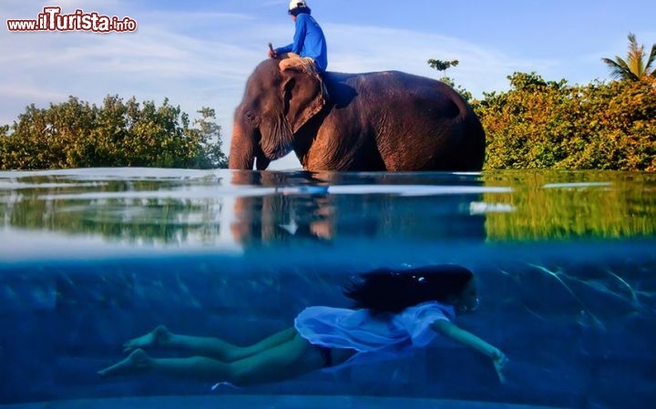 Immagine spettacolare scattata a Phuket in Thailandia, con effetto causato del vetro di una finestra che mostra una piscina di tipo infinity - ©  www.tpoty.com - Foto di JustinMott